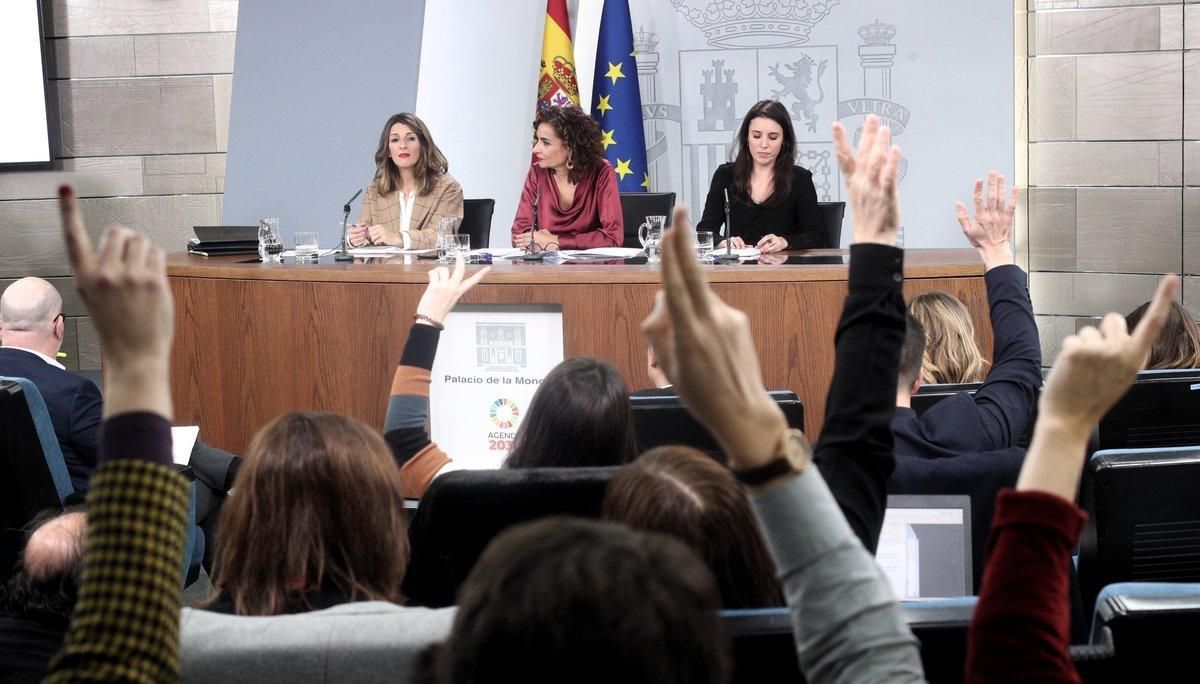 (I-D) La ministra de Trabajo y EconomÃa Social, Yolanda DÃaz; la ministra Portavoz y de Hacienda, MarÃa Jesús Montero; y la ministra de Igualdad, Irene Montero, comparecen en rueda de prensa tras el Consejo de Ministros en Moncloa, en Madrid (España), a 18 de febrero de 2020. (I-D) La ministra de Trabajo y EconomÃa Social, Yolanda DÃaz; la ministra Portavoz y de Hacienda, MarÃa Jesús Montero; y la ministra de Igualdad, Irene Montero, comparecen en rueda de prensa tras el Consejo de Ministros en Moncloa, en Madrid (España), a 18 de febrero de 2020.
