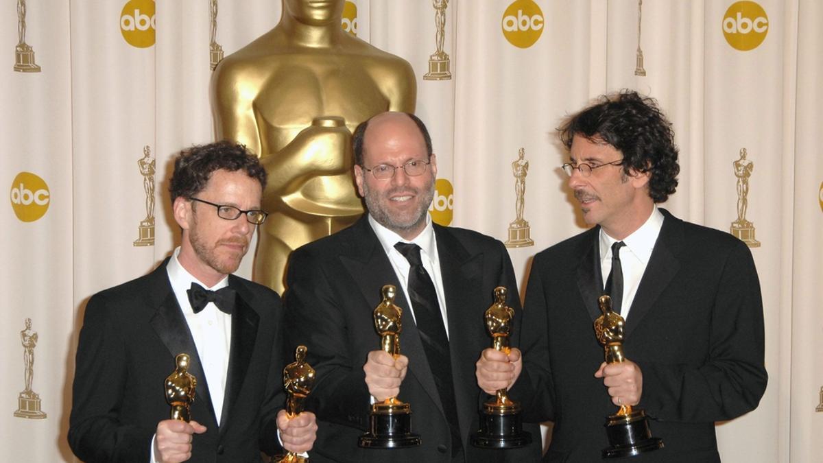 Scott Rudin sostiene su Óscar por 'No es país para viejos' entre los hermanos Coen.