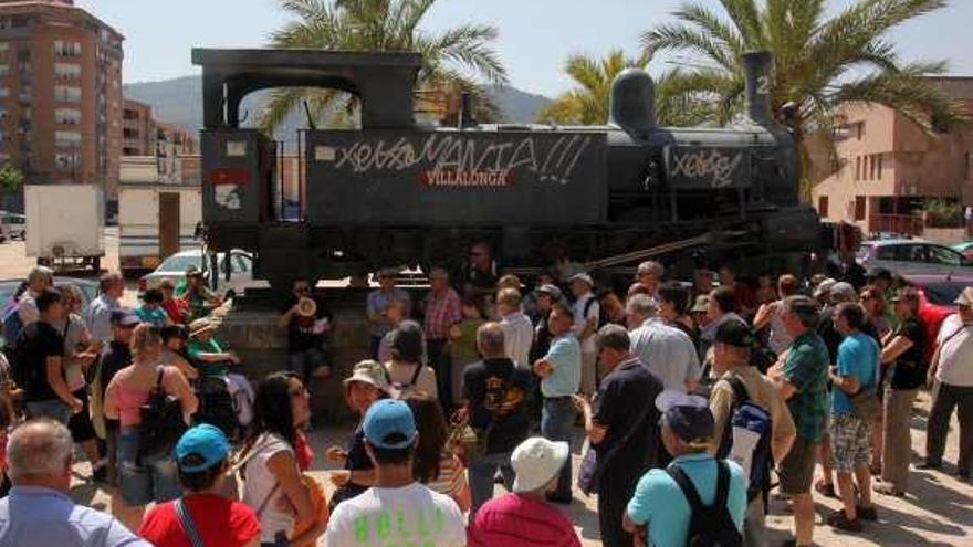 Viajeros de un tren especial reivindican  el mantenimiento de la línea Alcoy-Xàtiva