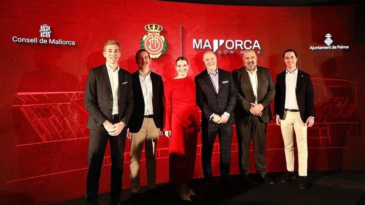 La presidenta del Govern, Marga Prohens, junto a los representantes del Real Mallorca