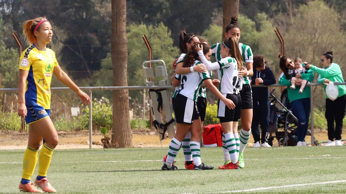 Celebración de uno de los goles del Córdoba Femenino ante el Femarguín en la Ciudad Deportiva.