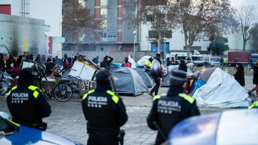 Operació per desmuntar l’acampada dels desallotjats, ahir. | ZOWY VOETEN