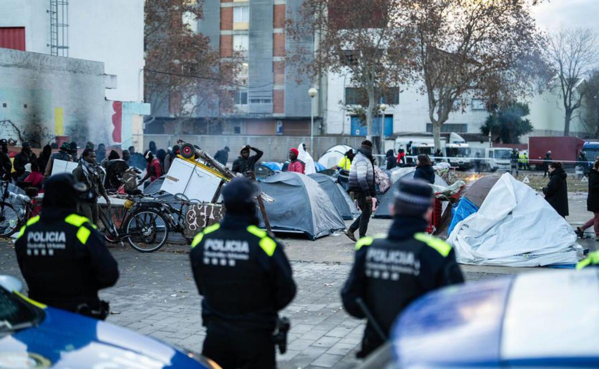 Desallotjats del B9 intenten ocupar altres espais a  la desesperada