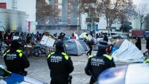 Desallotjats del B9 intenten ocupar altres espais a  la desesperada