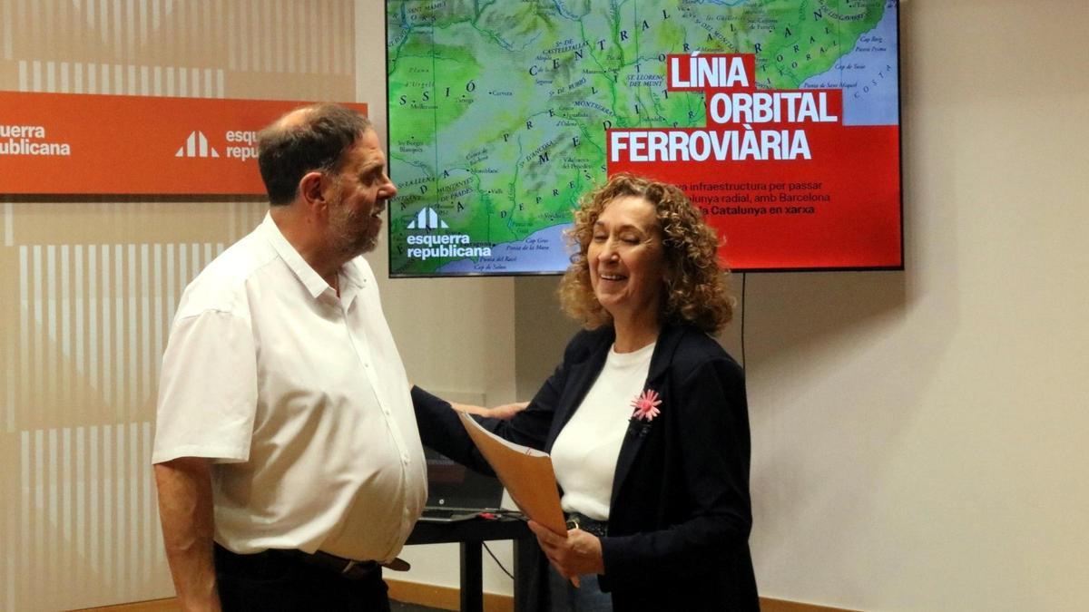 El líder d'ERC, Oriol Junqueras, i la portaveu del partit al Parlament, Ester Capella, en una trobada amb representants del món municipal per explicar l'estratègia de mobilitat del partit