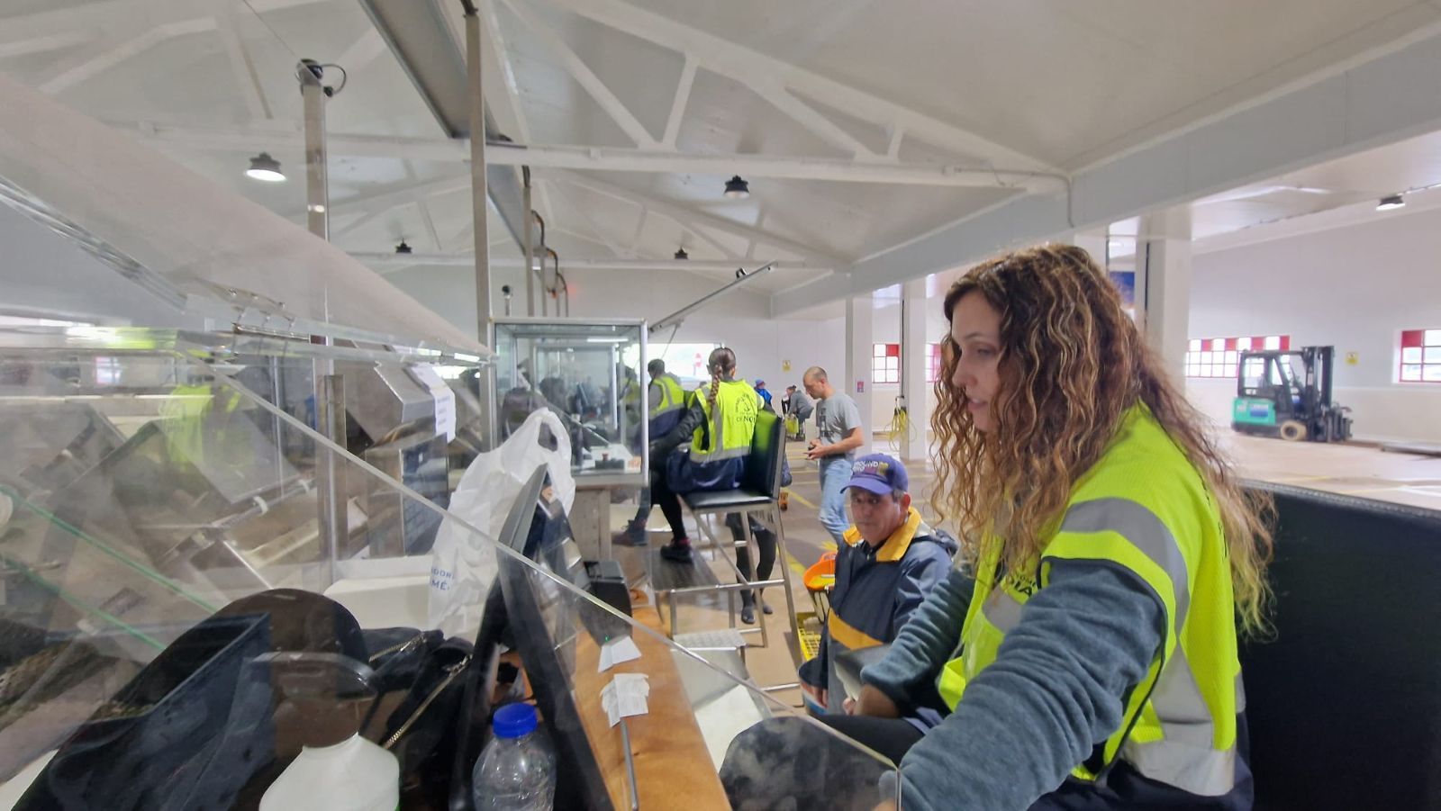 Así es el día a día en el puerto y la lonja de O Testal (Noia), donde cada vez se dan cita más mariscadores arousanos.