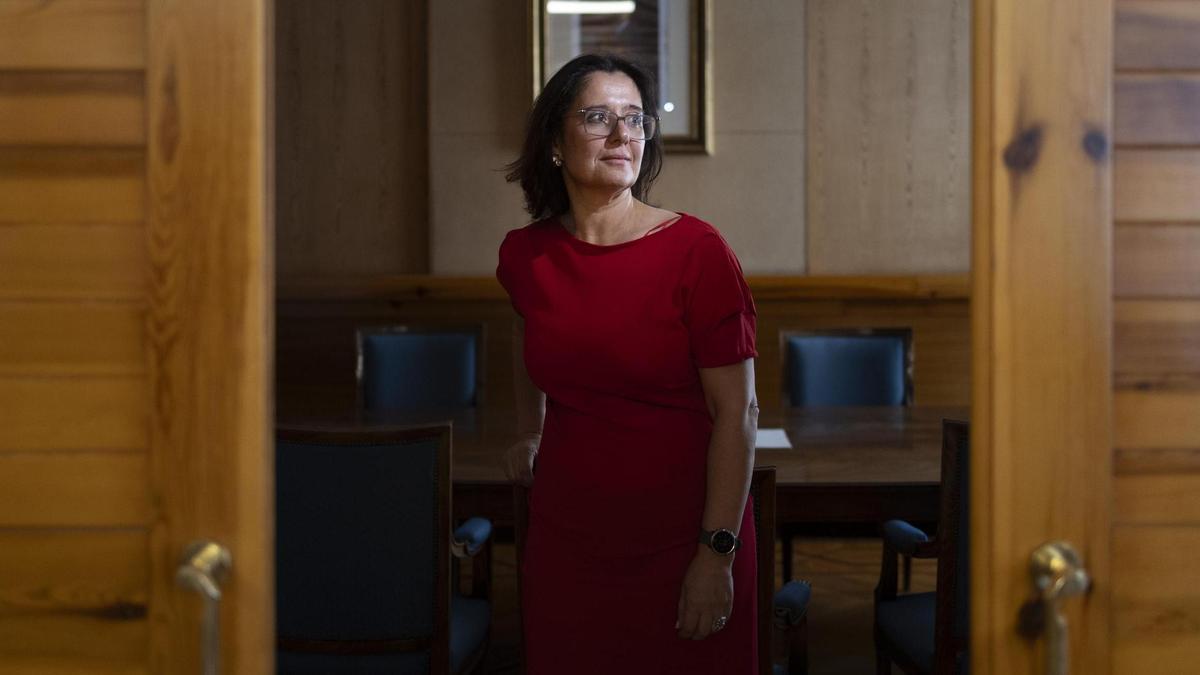 La nueva consejera de Economía, Competitividad y Empleo del Gobierno de Aragón, Eva Valle, en su despacho en el edificio Pignatelli.