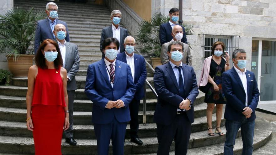 Foto de família a la Delegació del Govern de Girona, després de la signatura del conveni