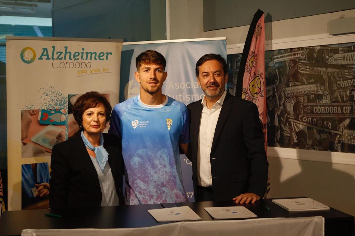 Suárez y Monterrubio, junto a Mati Barboza con la camiseta de apoyo contra el autismo.