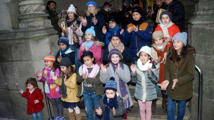 Os Chichisos y un grupo de niños entonan los &quot;Cantos de Reis&quot;, ayer, en las calles de la ciuad. // R. V.