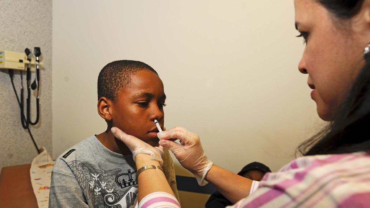 Un niño recibe una vacuna por vía nasal, en un centro médico de Chicago