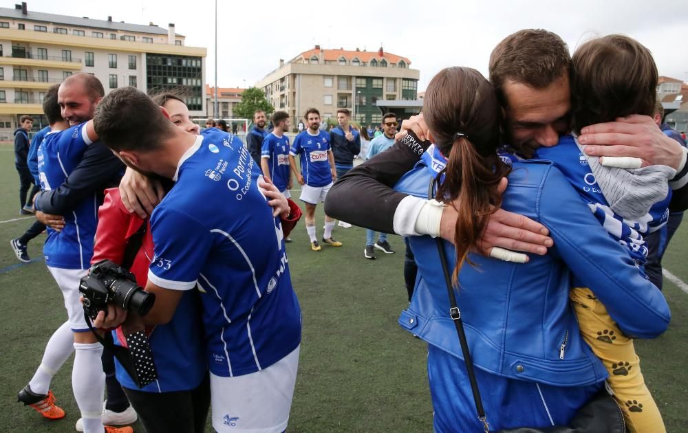 Los jugadores del Porriño celebran su ascenso a Tercera, con manteo a su entrenador Manuel Losada incluido.