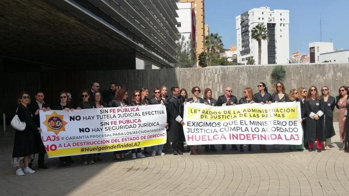 Concentración de los letrados de la administración de justicia (laj) este miércoles ante la Ciudad de la Justicia.