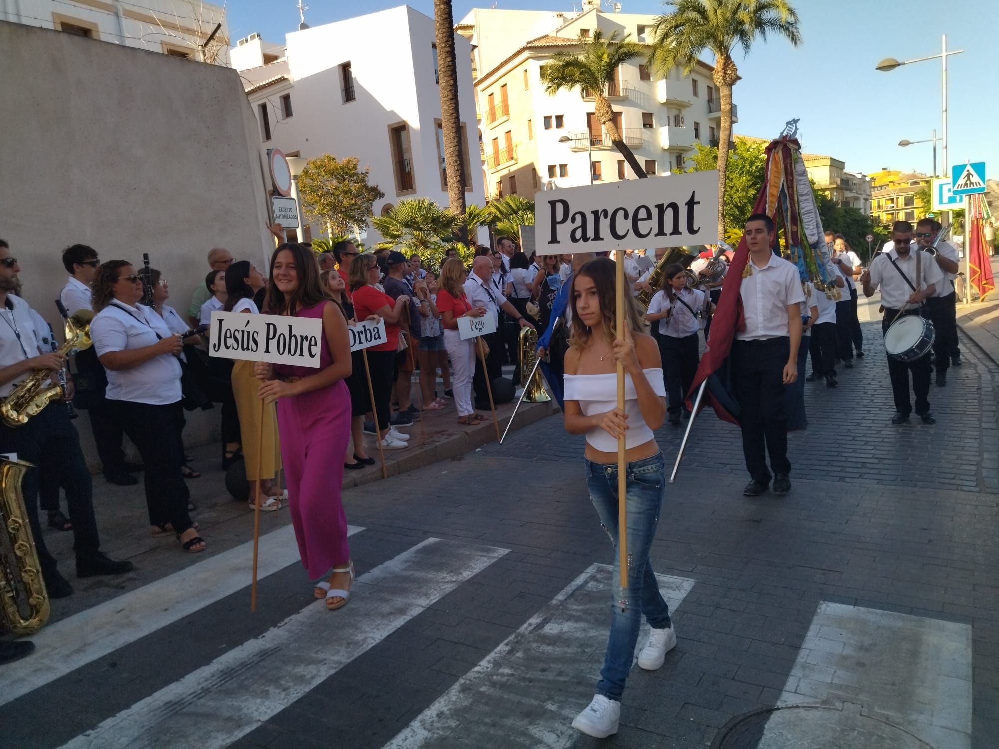 Xàbia, capital de la música: más de 800 músicos de toda la comarca llenan de vida las calles (imágenes)