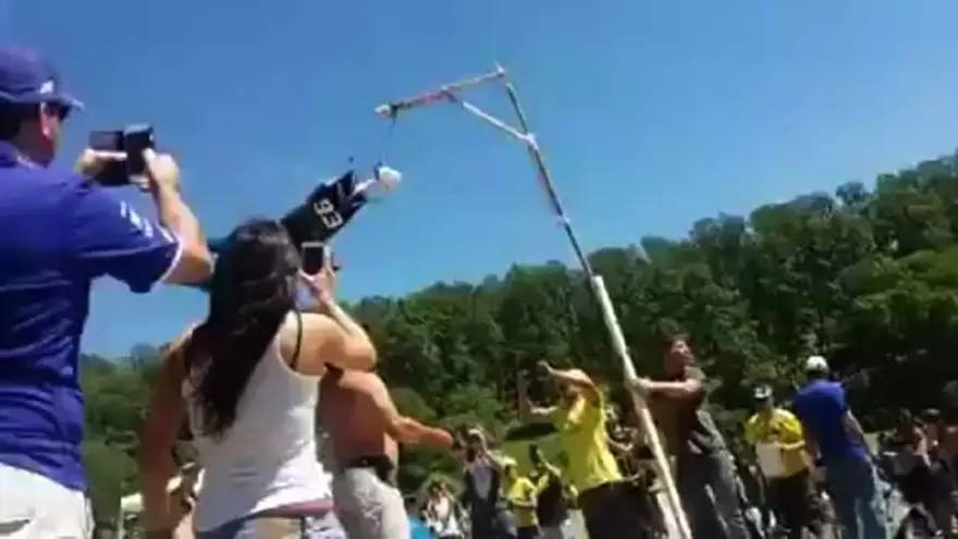 Los tifosi ahorcan y queman al maniquí Marc Márquez en Mugello