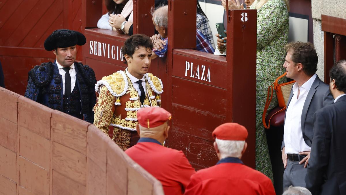 Andrés Roca Rey se dirige a la enfermería tras sufrir una grave cogida durante su faena en la plaza de toros de Las Ventas, a 6 de octubre de 2024