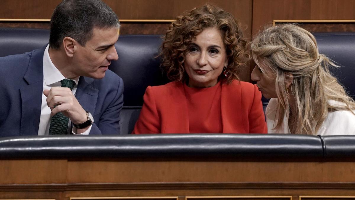 Imagen de Pedro Sánchez, María Jesús Montero y Yolanda Díaz. durante la comparecencia del presidente en el Congreso de los Diputados este miércoles.