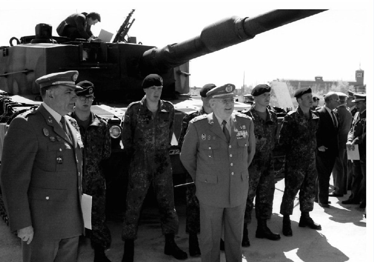 Presentación de los carros de combate Leopard en la base de El Goloso (Madrid), el 6 de abril de 1995. En el centro, el entonces jefe de Estado Mayor de la Defensa, José Faura, con una tripulación mixta hispano-alemana.