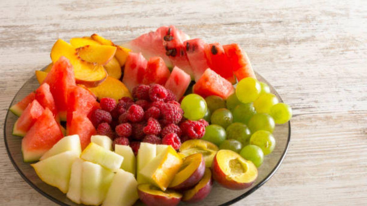 Un plato con diferentes frutas de temporada