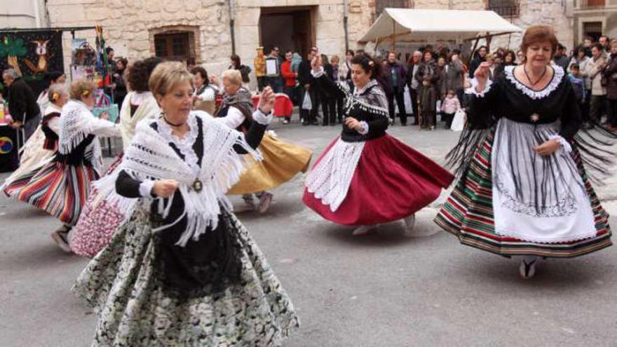Productos típicos, danzas y una alineación solar se dan cita en la Feria de Santa Lucía