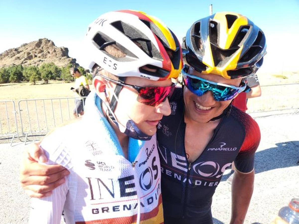Richard Carapaz anima a Carlos Rodríguez en la meta de Sierra Nevada.