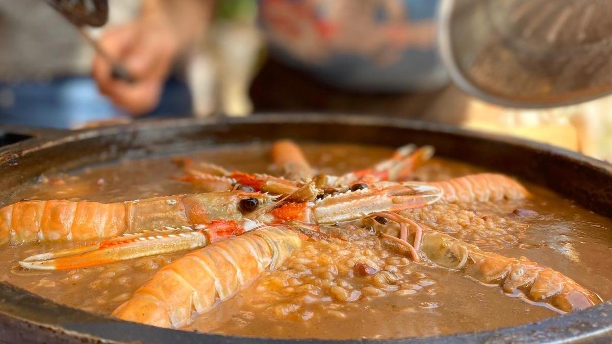 El plat d&#039;arròs amb pop per portar a taula.