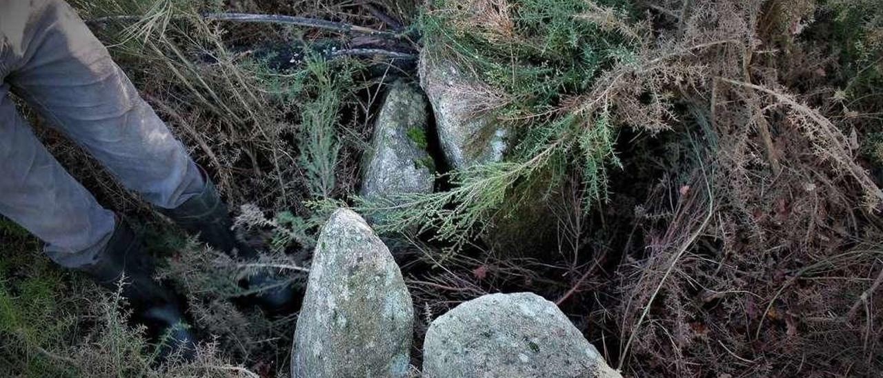 Pedras da mámoa encontrada en Agolada. // Ángel Utrera