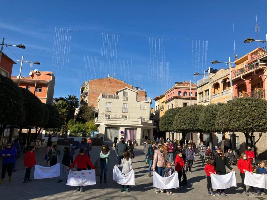 Monitores de l'esplai Roques Albes omplen els carrers de Sallent per visibilitzar la importància que té l'educació en el lleure