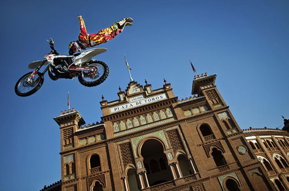 El pilot espanyol Dany Torres fa un salt davant de la plaça de toros de Las Ventas, per a la promoció del Red Bull Fighters, a Madrid.
