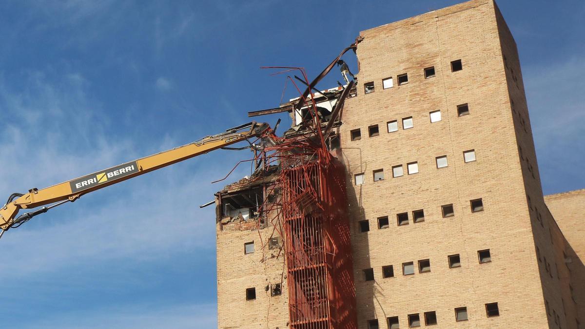 La grúa de la empresa Erri Berri SL, derribando el edificio principal de la Universidad Laboral, en Zaragoza, en octubre de 2023.