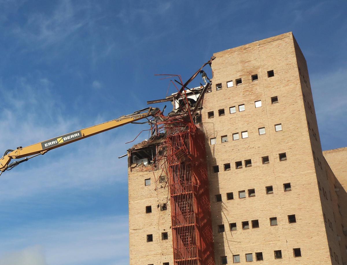 La grúa de la empresa Erri Berri SL, derribando el edificio principal de la Universidad Laboral, en Zaragoza, en octubre de 2023.