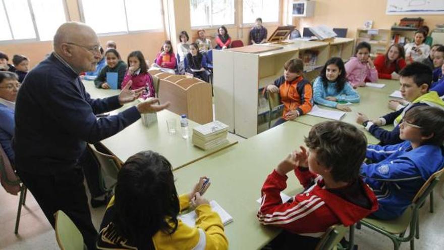 El escritor Emilio Pascual encandila con sus Reyes Magos a los alumnos del Veneranda Manzano