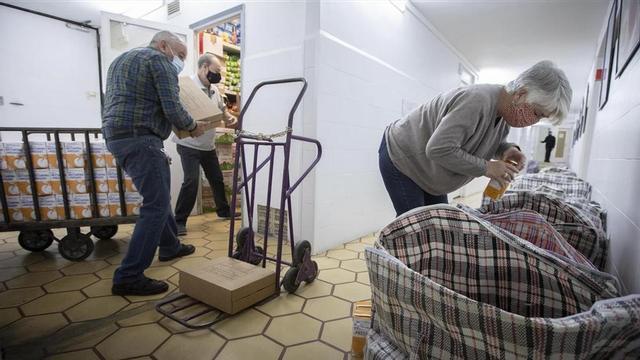 Barcelona 16 12 2020 Erase una vez en el barrio (46) El Clot-Camp de l Arpa Parlem de la potent xarxa de suport que s ha creat a partir de la crisis del coronavirus on hi ha implicat des del casal independentista fins els jesuites treballant colze a colze En la foto Monica (jersei negre) Imma (cabale blanc) Pepe (jersei verd) Maria (jersei gris) Antonio (camisa) Foto de Ferran Nadeu