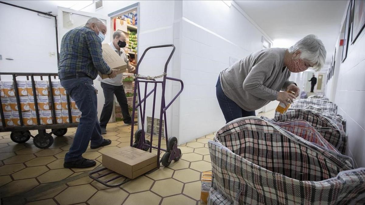 Barcelona 16 12 2020 Erase una vez en el barrio (46)  El Clot-Camp de l Arpa  Parlem de la potent xarxa de suport que s ha creat a partir de la crisis del coronavirus  on hi ha implicat des del casal independentista fins els jesuites  treballant colze a colze  En la foto Monica (jersei negre)  Imma (cabale blanc)  Pepe (jersei verd)  Maria (jersei gris)  Antonio (camisa)  Foto de Ferran Nadeu