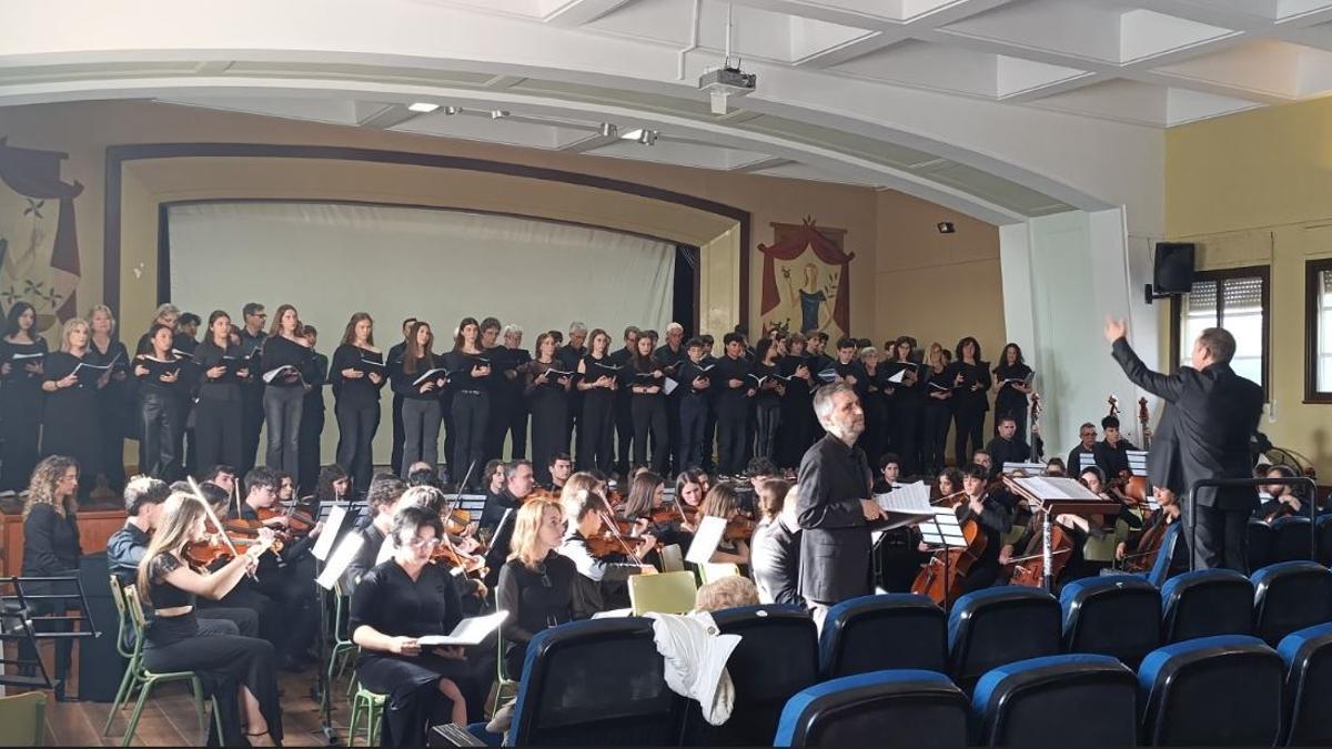 Uno de los ensayos del concierto con alumnos de los conservatorios alicantinos y el Coro Crevea