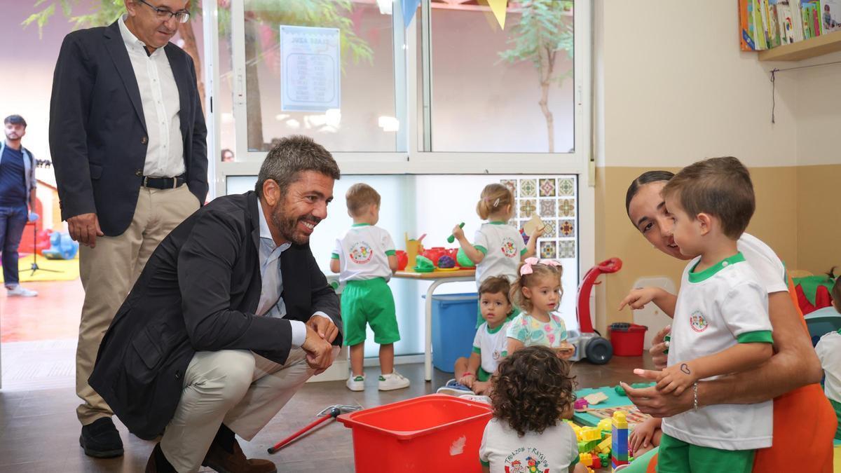 El president Carlos Mazón y el conseller de Educación Jose Antonio Rovira, en una escoleta de Alicante durante el inicio de curso.