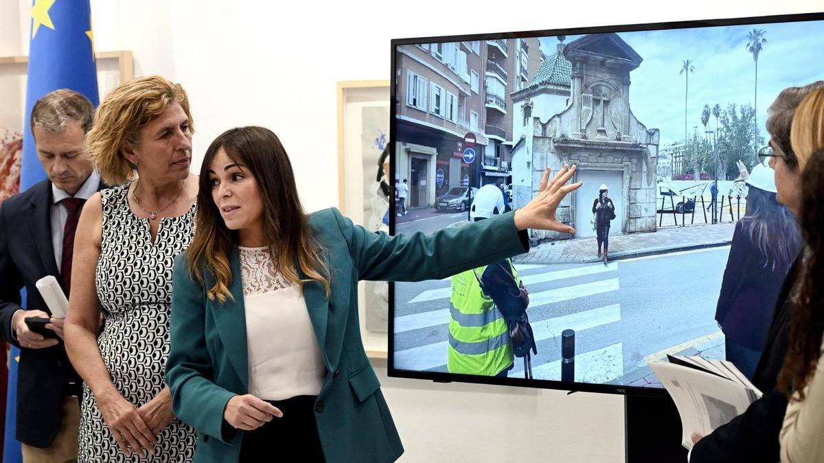 La alcaldesa, Rebeca Pérez, presenta el proyecto de rehabilitación de la ermita del Salitre tras la Junta de Gobierno de este lunes.