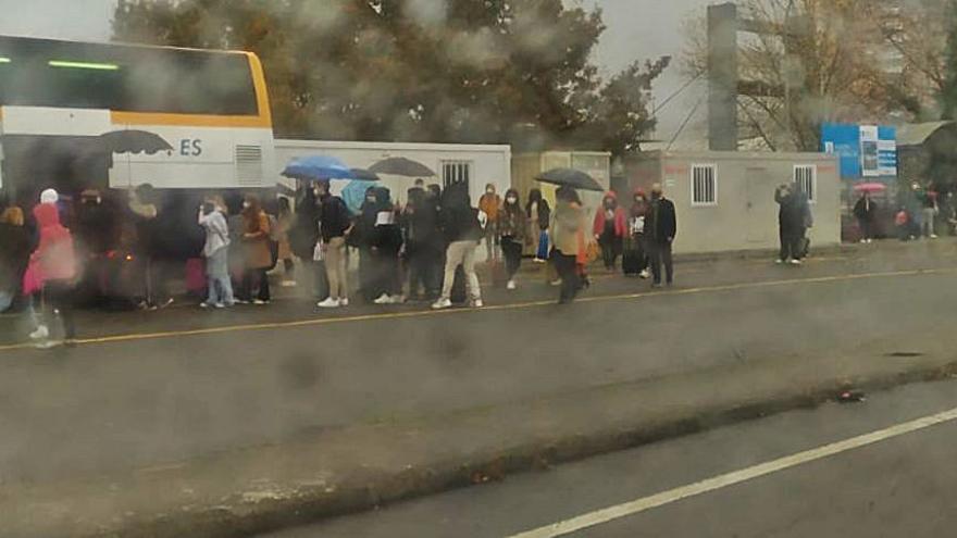 Usuarios de los autobuses, esperando bajo la lluvia.   | // FDV