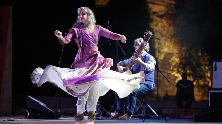 Una actuación artística durante la primera edición del Fantasía Ibiza Festival.