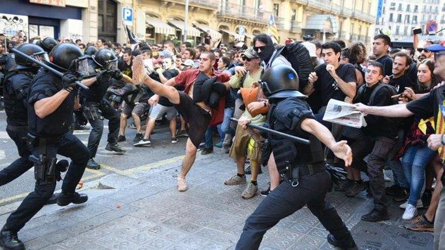 Tensión entre Mossos y soberanistas en Barcelona