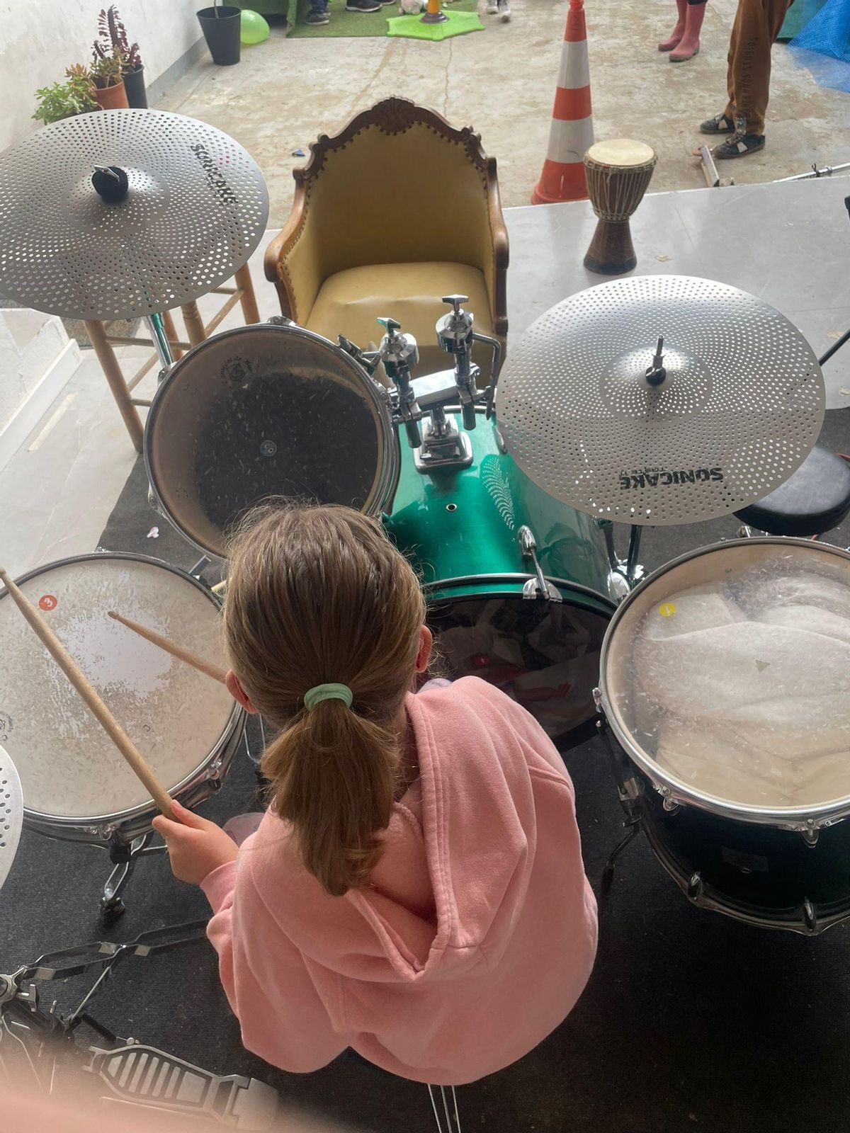 Instrumentos de percusión a disposición de los niños y niñas.
