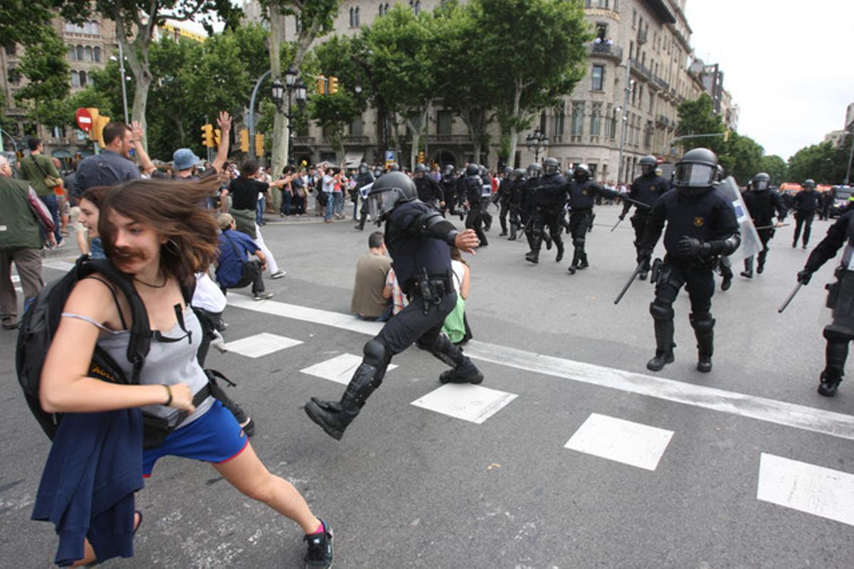 El desallotjament de la plaça de Catalunya, vist per Danny Caminal.