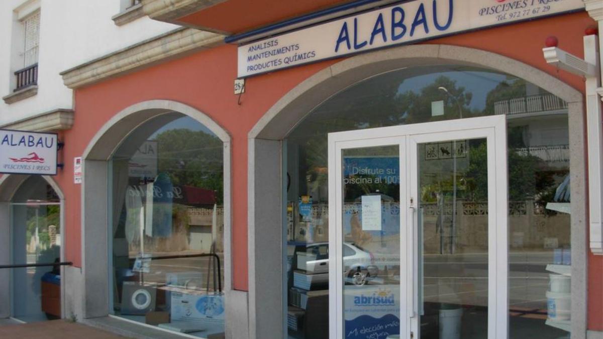 La façana de la botiga de Piscines Alabau.