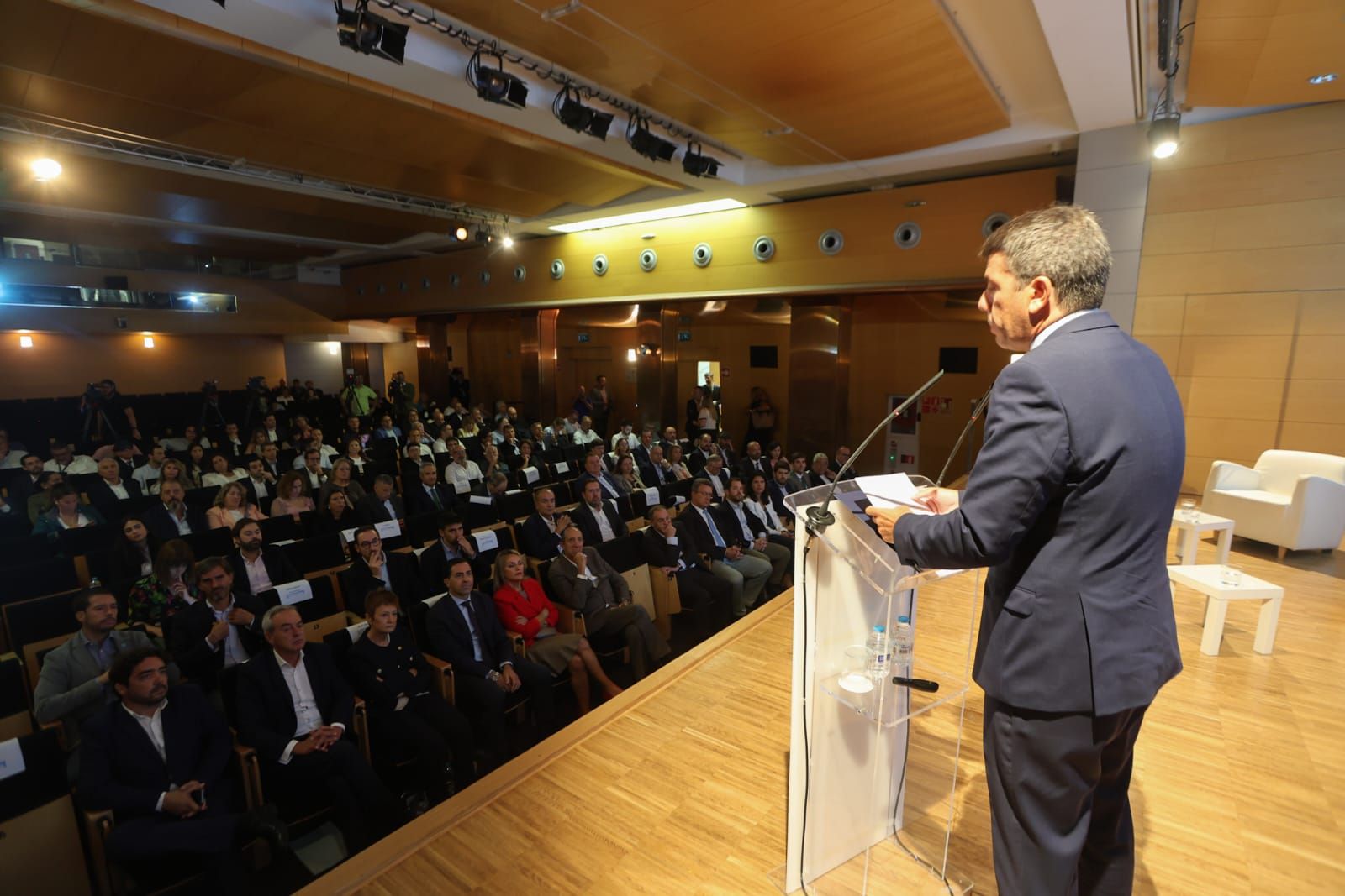 Llegada de los asistentes a la segunda edición del Foro de Energía en la Comunitat Valenciana