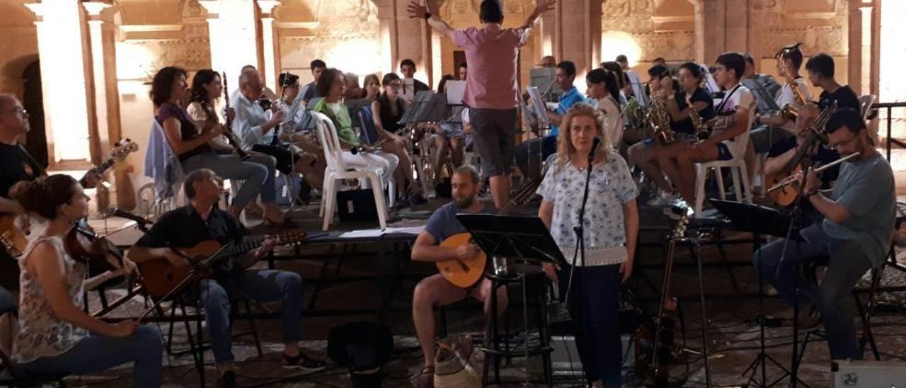 Xaloc Música y la Banda de Música de Llucmajor durante uno de los ensayos.