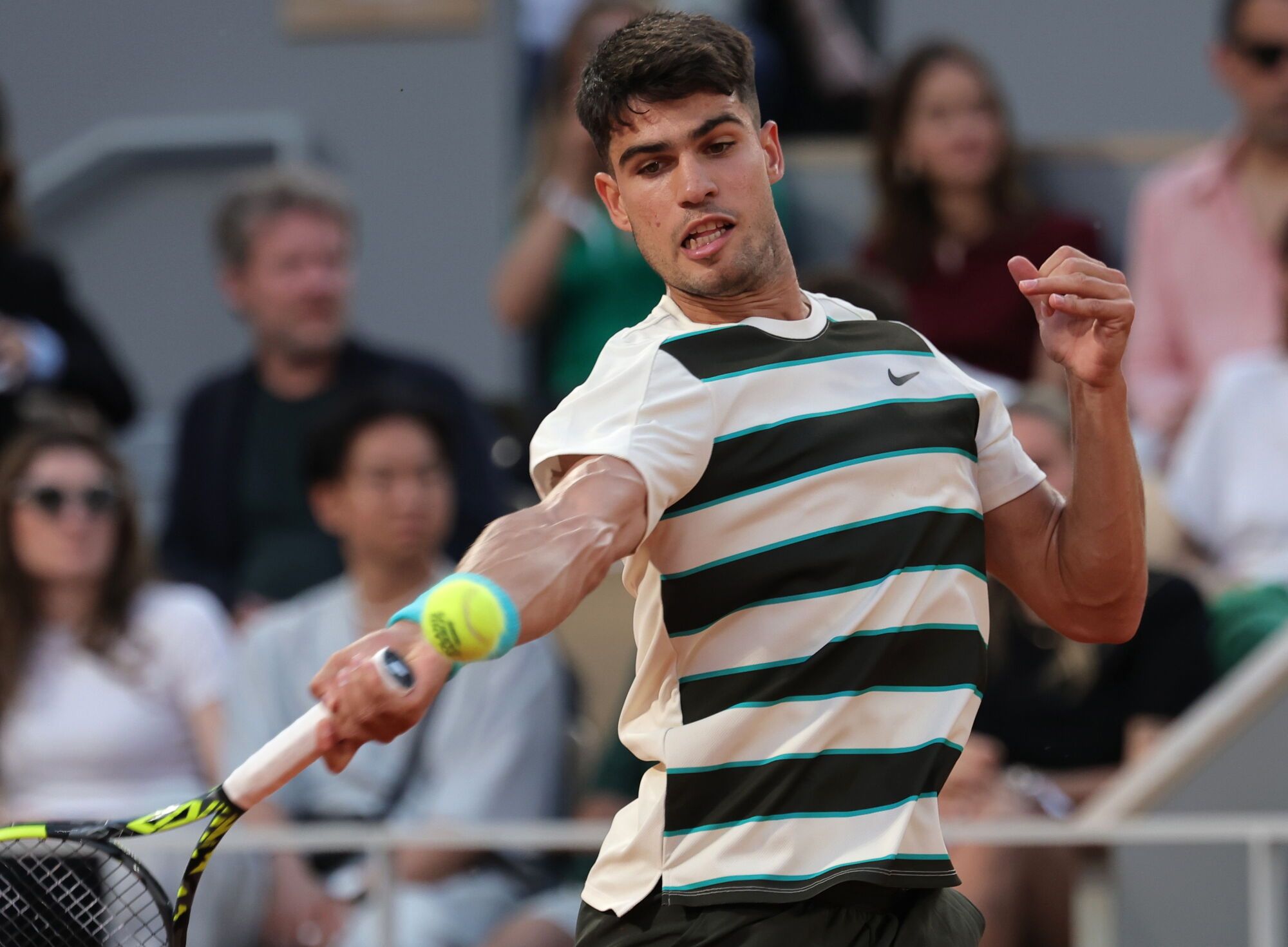 PARIS (France), 30/05/2025.- Carlos Alcaraz of Spain in action during his Men's 3rd round match against Damir Dzumhur of Bosnia and Herzegovina at the French Open Grand Slam tennis tournament at Roland Garros in Paris, France, 30 May 2025. (Tenis, Abierto, Bosnia-Herzegovina, Francia, España) EFE/EPA/TERESA SUAREZ