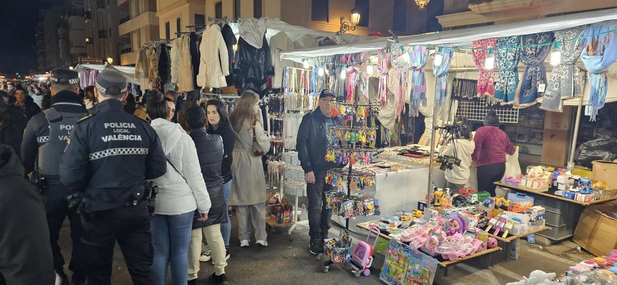 Así es el mercado de Reyes Magos en las noches del Cabanyal Así es el mercado de Reyes Magos en las noches del Cabanyal