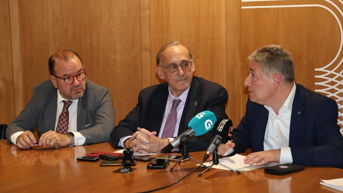 Los rectores de las tres universidades públicas gallegas, este lunes en Vigo.