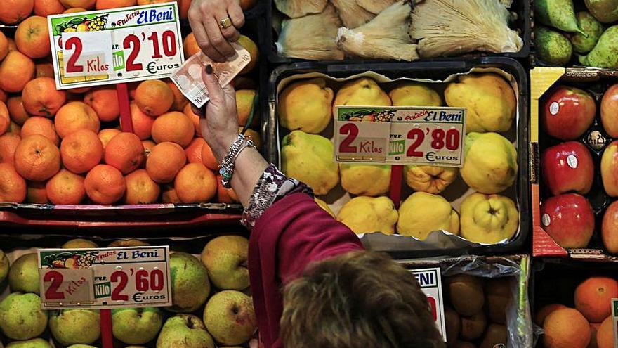 Una mujer paga la compra en una frutería.   | // MARCELO DEL POZO