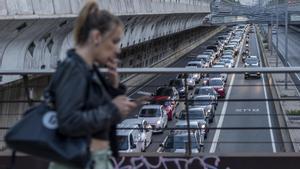 Coches en procesión antes de acceder al túnel de Glòries, este martes